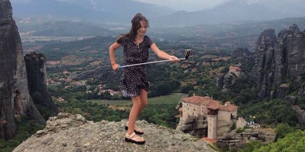 10-летняя дочь Анастасии Волочковой, рискуя жизнью, сделала селфи на краю обрыва