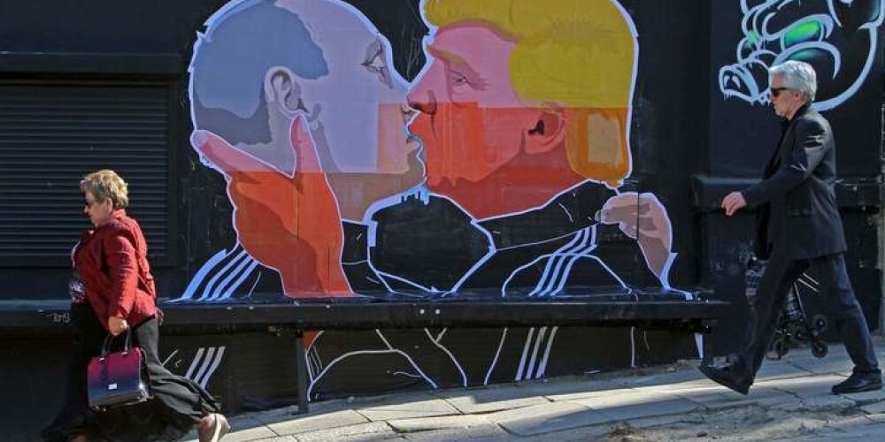 Viļņā iznīcināts grafiti ar Putina un Trampa skūpstu