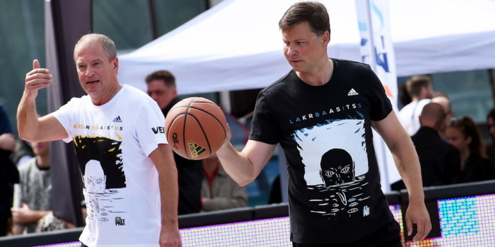 Diennakts basketbola turnīrā "Krastu mačs" uzvar "baltie" (Daugavas kreisais krasts). FOTO