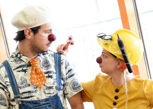 Sākot ar šo pusgadu, dakteru klaunu skaits ir audzis, un tagad gandrīz katrā Latvijas slimnīcā, kur ir bērnu nodaļa, bērniem un viņu vecākiem būs iespēja saņemt dakteru klaunu palīdzību smagajos brīžos.