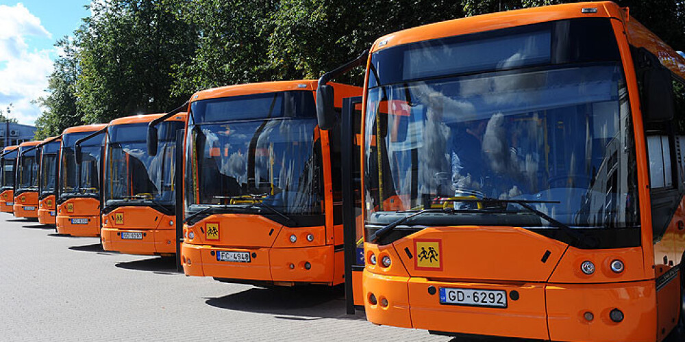 Līdz jaunā mācību gada sākumam "Rīgas satiksme" pilsētas skolu rīcībā nodos 15 autobusus. FOTO
