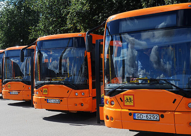 Līdz jaunā mācību gada sākumam "Rīgas satiksme" pilsētas skolu rīcībā nodos 15 autobusus. FOTO