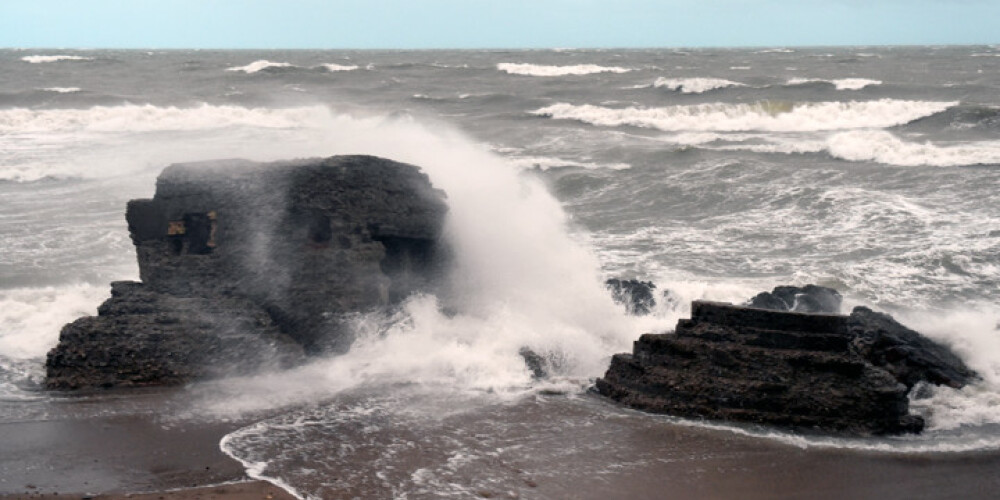 Meteorologi brīdina par stiprām vēja brāzmām jūras piekrastē