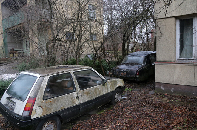 Notārei gan šķitis dīvaini, ka pusi mājas maina pret vecu auto.