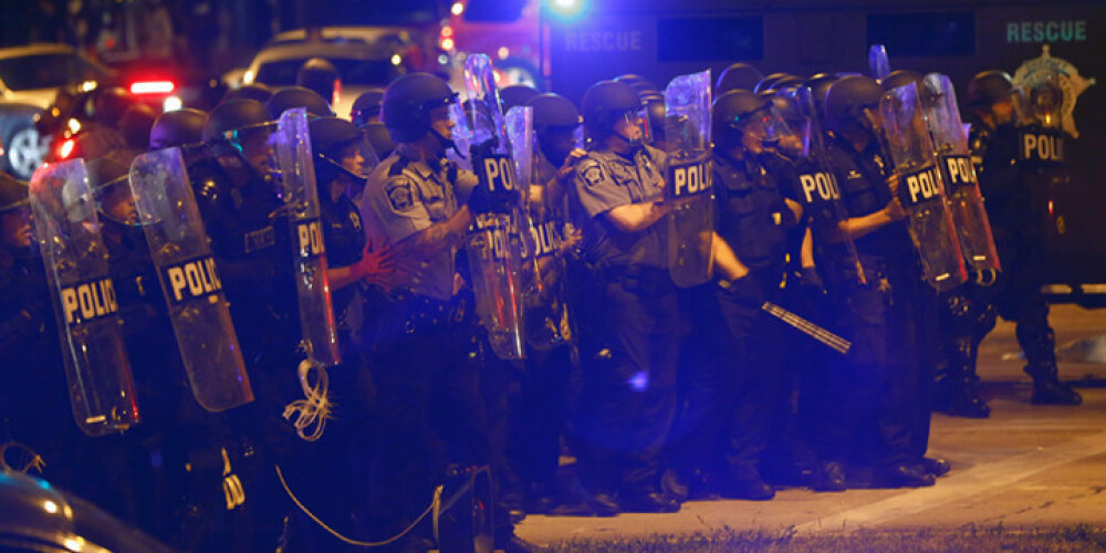 Milvoku policija nogalina bruņotu melnādainu vīrieti; protesti pāraug vardarbībā. FOTO