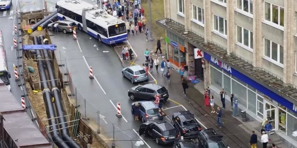 Masu avārija Brīvības ielā: "Rīgas satiksmes" trolejbuss taranē astoņus auto. VIDEO