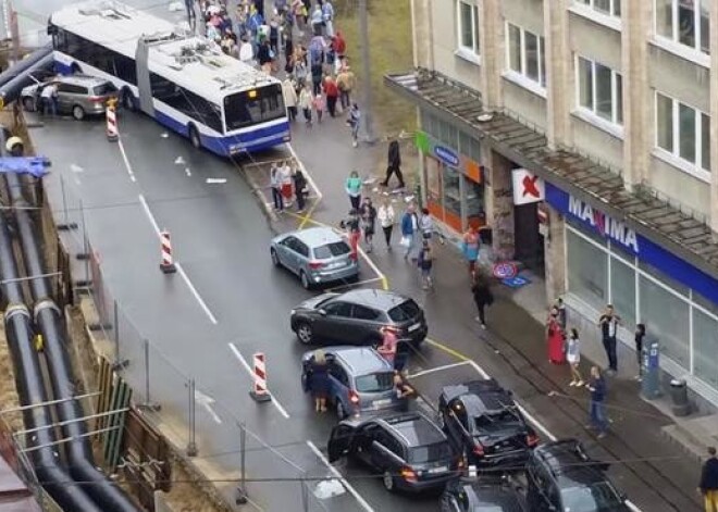 Masu avārija Brīvības ielā: "Rīgas satiksmes" trolejbuss taranē astoņus auto. VIDEO