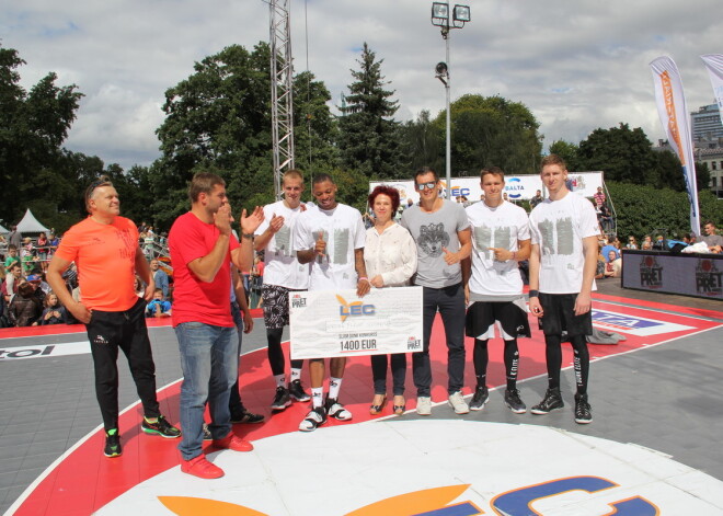 Diennakts basketbola turnīrā "Krastu mačs", kas norisinājās pie Latvijas Nacionālās operas ēkas, uzvarēja Daugavas kreisā krasta (baltajās formās tērptā) komanda. Turnīrā, kas 24 stundas bez pārtraukuma norisinājās Rīgas svētku ietvaros un kura noslēdzošajā spēlē piedalījās politiķi, Daugavas kreisā krasta komandas svinēja uzvaru ar rezultātu 1094:982.