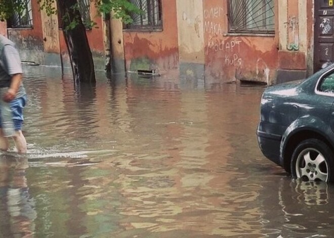 Lietus dēļ Rīga daudzviet applūdusi. Arī naktī nokrišņi nemitēsies. FOTO