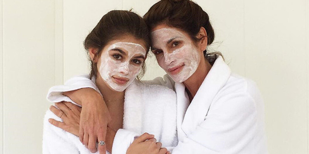 Синди Кроуфорд с дочерью позируют с косметическими масками на лице