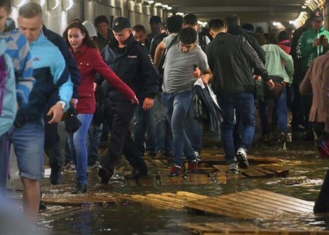 Tik stipru lietu Maskava nekad nav piedzīvojusi. Ciklons tuvojas arī Latvijai. FOTO