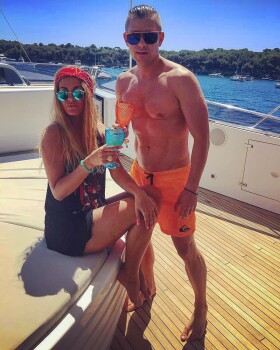 Сиськилерін сілкіп тұрған жалаңаш қыздар