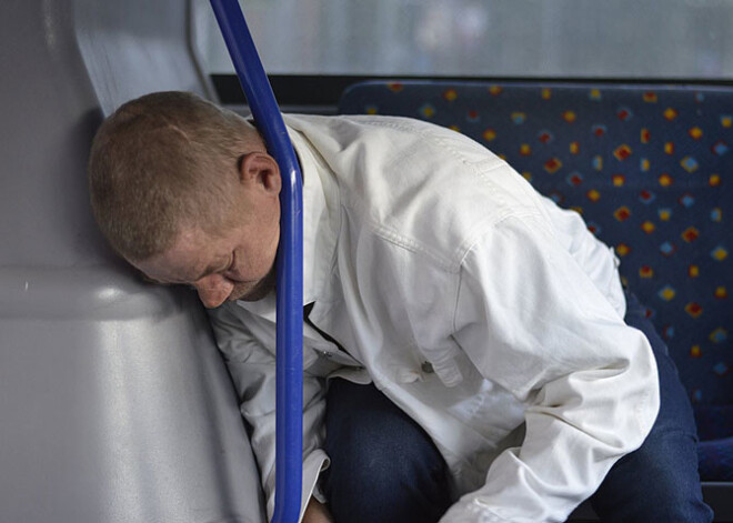 Dienas FOTO: skarbs brīdinājums tiem, kuri mēdz iesnausties Rīgas autobusos