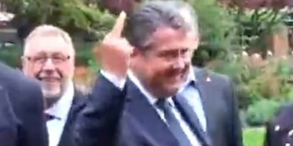 Augstākā ranga vācu politiķis atļaujas protestētājiem veltīt "f*ck you" žestu. VIDEO