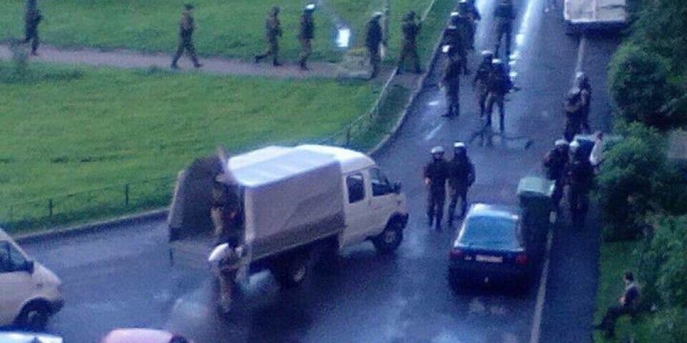Krievijas drošībnieki ieņem dzīvokļu māju Sanktpēterburgā; dzirdami sprādzieni