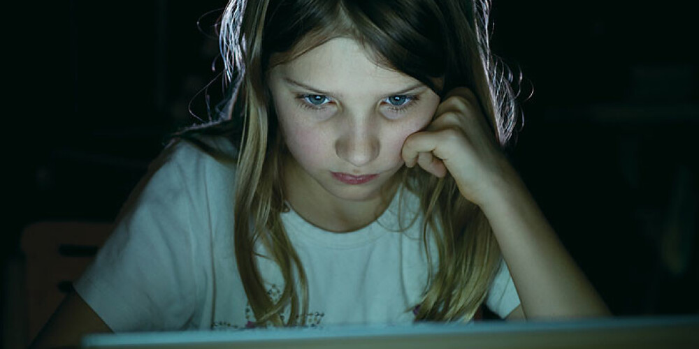Draudi internetā bērniem var izraisīt depresiju, murgus un anoreksiju, liecina pētījums