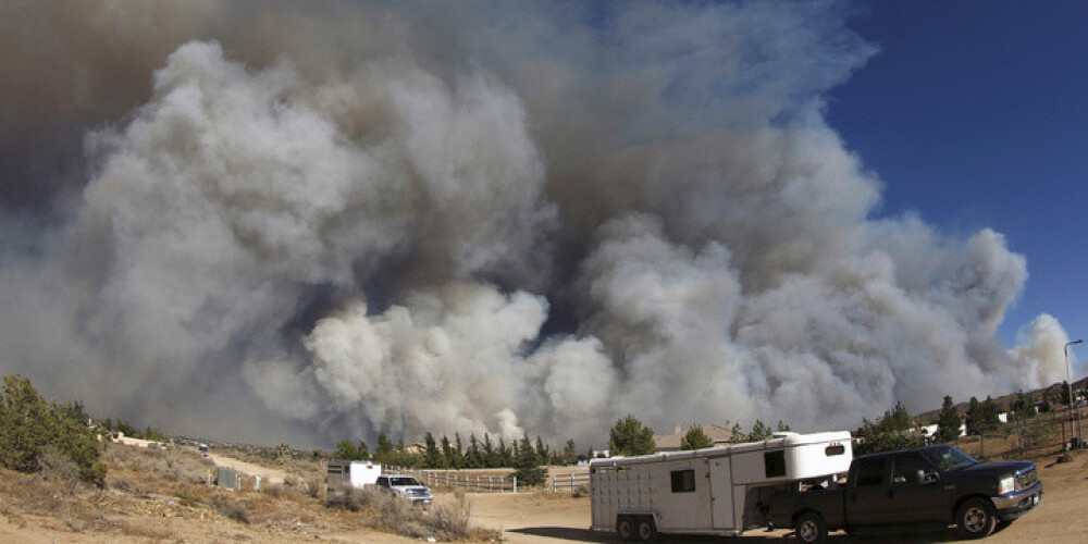Ārkārtas situācija Kalifornijā liek evakuēties 82 000 cilvēku. FOTO