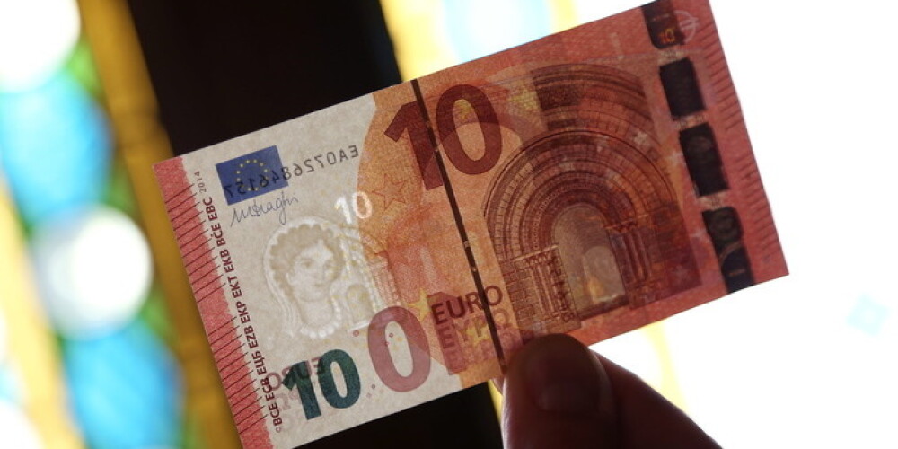Valdība vienojas, ka minimālo algu palielinās par 10 eiro