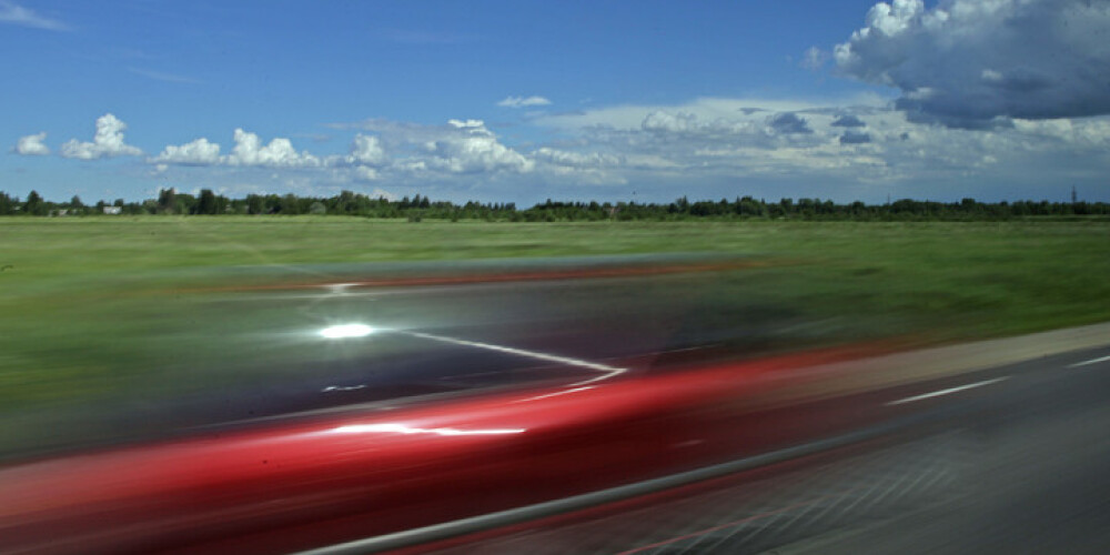 Fotoradars uz Jūrmalas šosejas noķer mežonīgā ātrumā joņojošu auto