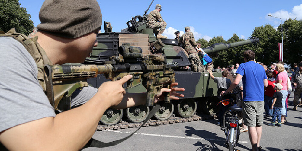 11.novembra krastmalā cilvēki apbrīno tanku un izmēģina roku šaušanā. FOTO