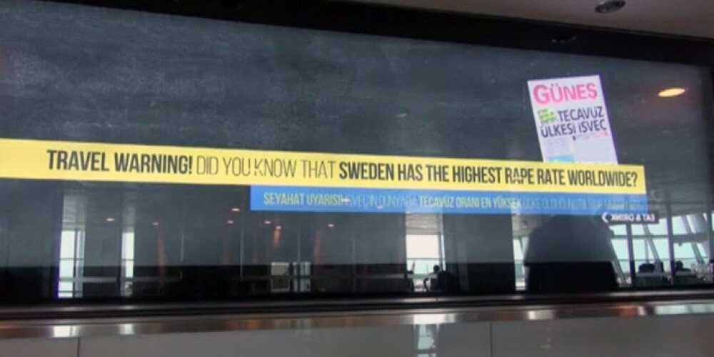 Zviedrijā esot pasaulē augstākais izvarošanas līmenis - tā vēsta plakāts Stambulas lidostā