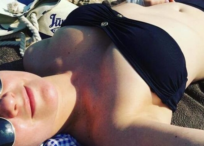 Юлия Проскурякова показала фигуру в бикини на пляже в Юрмале