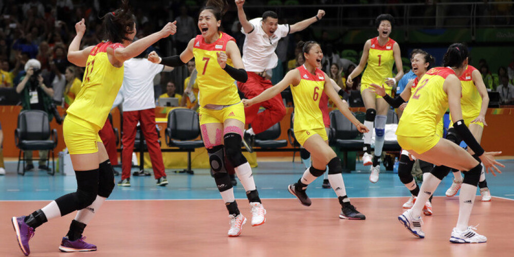 Ķīnietes uzvar sieviešu volejbolā; serbiem triumfs vīriešu ūdenspolo