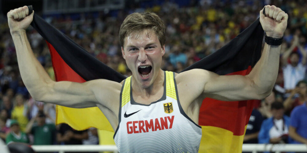 Vācu sķēpmetējs Rēlers aizmet pāri 90 metriem un izcīna olimpisko zeltu