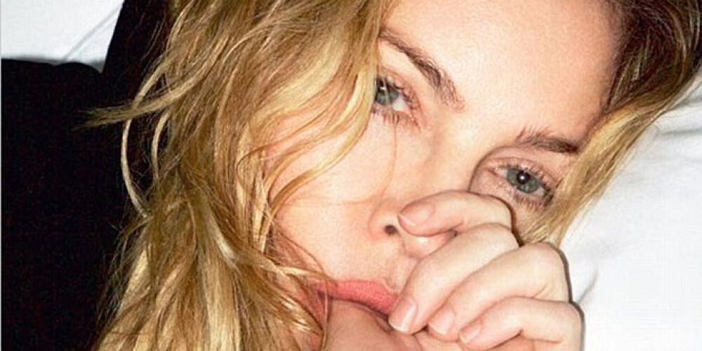 58 gadus vecā Madonna pozē žurnālam ar pirkstiņu mutē. FOTO