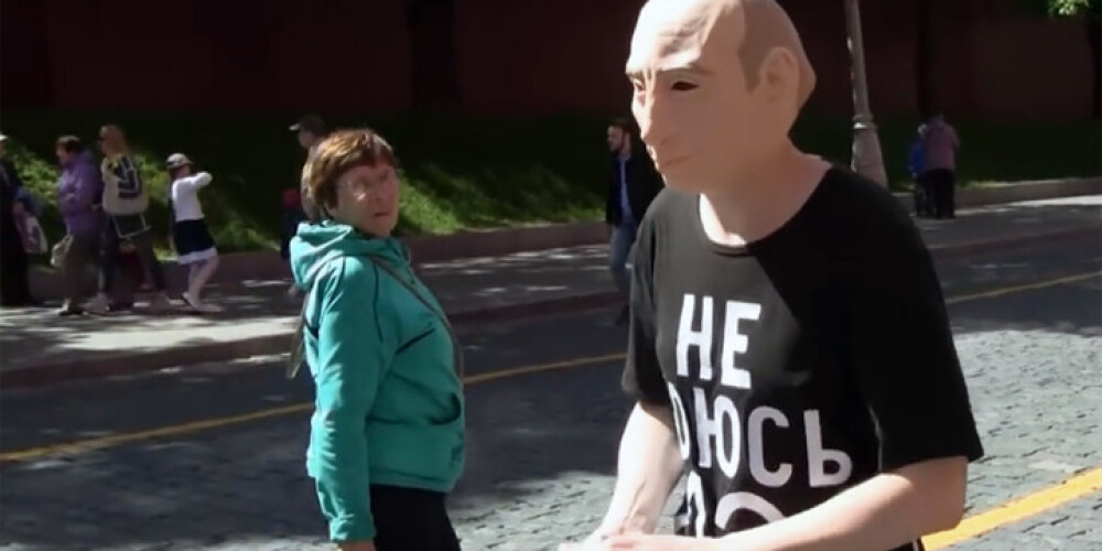 Kremļa vajāts aktīvists ar Putina masku pieprasa politisko patvērumu Ukrainā
