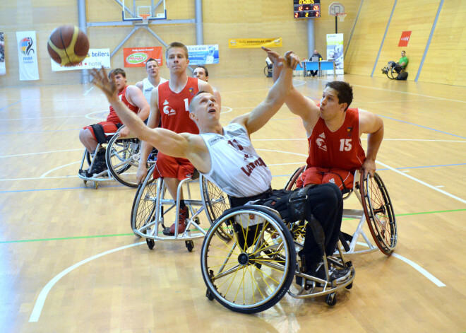 Kaspars Turks spēlē ratiņbasketbolu