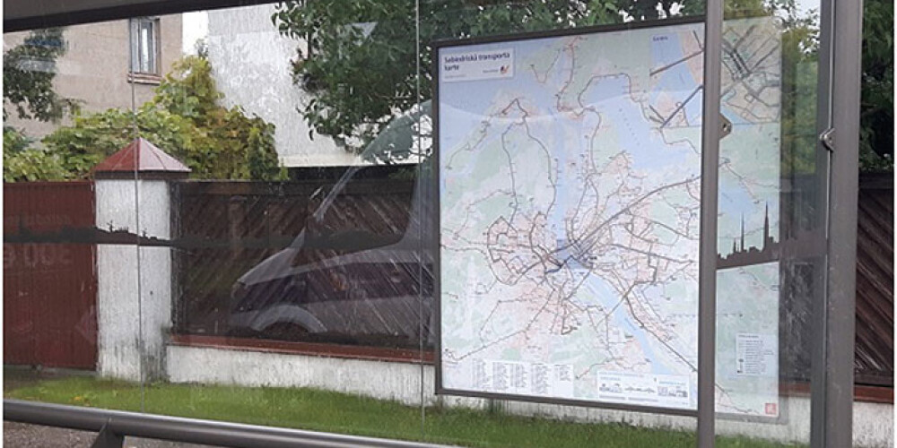 Pieturvietās izvieto sabiedriskā transporta maršrutu kartes