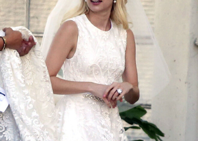 Džūlijas Robertsas brāļameita aktrise Emma Robertsa atveido galveno lomu TV seriālā „Scream Queen”. Kādā no epizodēm viņa būs redzama līgavas kleitā. Īstajā dzīvē Emma savu Vienīgo vēl nav atradusi.