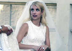 Džūlijas Robertsas brāļameita aktrise Emma Robertsa atveido galveno lomu TV seriālā „Scream Queen”. Kādā no epizodēm viņa būs redzama līgavas kleitā. Īstajā dzīvē Emma savu Vienīgo vēl nav atradusi.