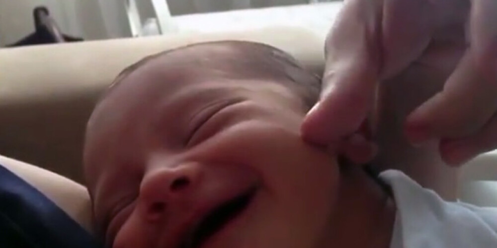 Šis aizkustinās pat cietāko sirdi – mazuļa totālā labsajūta māmiņas rokās. VIDEO
