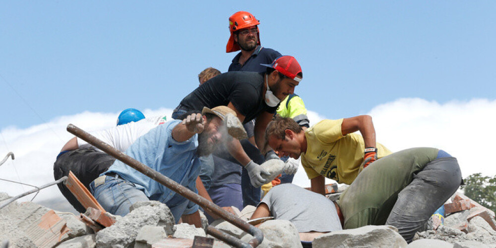 Itālijas zemestrīces pēcgrūdieni apgrūtina glābšanas darbus