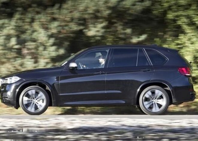 Priekuļu pusē BMW X5 uzpilda pilnu bāku un aizbrauc nesamaksājot