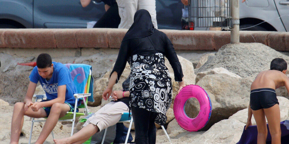 Musulmaņu pludmales mode Francijā tomēr būs atļauta - atceļ burkini aizliegumu