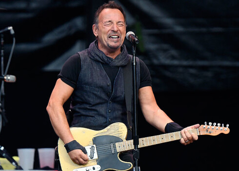 Rekordgarā koncerta laikā rokmūziķis izpildīja 33 dziesmas.