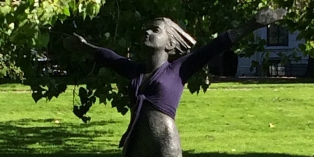 Dienas FOTO: Kāds aizlienējis jaciņu Bastejkalna parka kailās meitenes skulptūrai