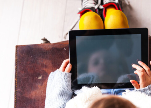 Pētījumi atklāj satraucošus faktus – līdz 10 gadu vecumam bērni ir īpaši pakļauti atkarības riskam.