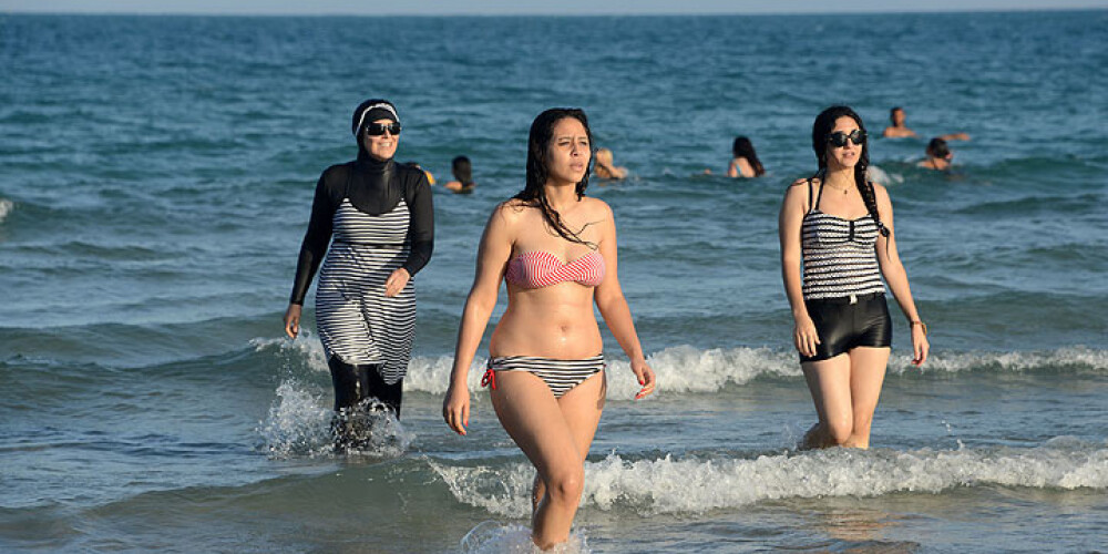Francijas kūrortpilsētas turpinās sodīt sievietes par burkini valkāšanu pludmalēs
