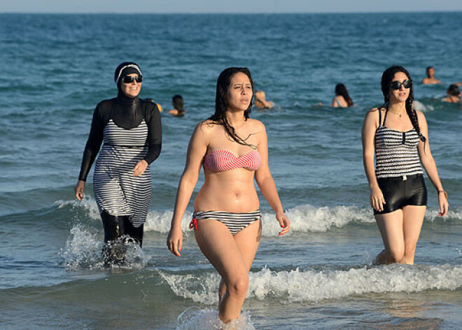 Francijas kūrortpilsētas turpinās sodīt sievietes par burkini valkāšanu pludmalēs