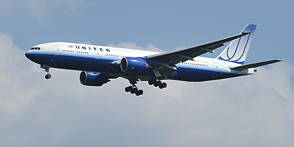 Aizdomās par alkohola lietošanu Glāzgovā aizturēti "United Airlines" lidmašīnas piloti