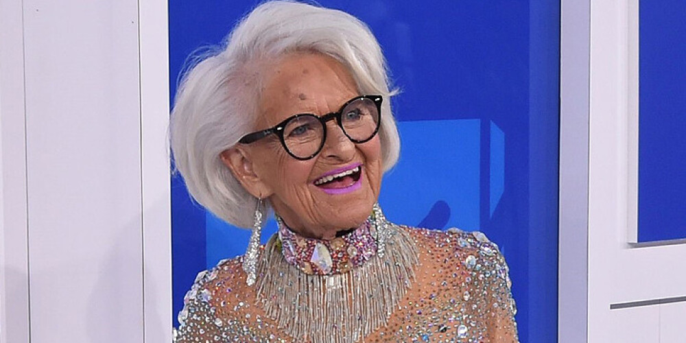 88-летняя звезда соцсетей вышла на красную дорожку в откровенном наряде
