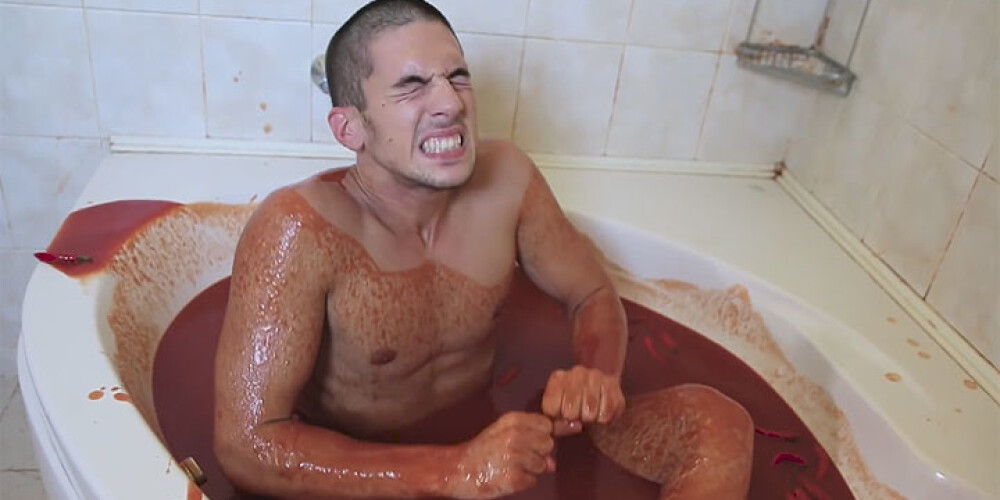 Čalis iekāpj vannā, kas pilna ar karstu asu čili mērci. Lūk, kas notika! VIDEO