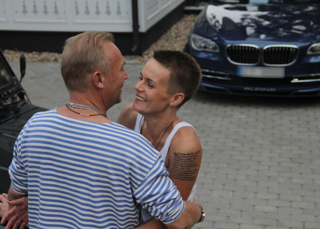 Elīna Dzelme uz pleca uztetovējusi Tēvreizi