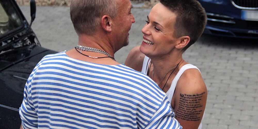 Elīna Dzelme jubilejā sev uzdāvina tetovējumu ar Tēvreizi kirilicā