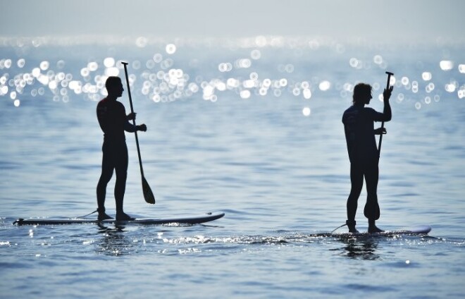 SUP (stand up paddle) ir plats un stabils sērfa dēlis, ar kuru var airēties stāvot.