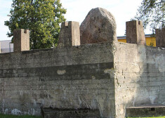 Limbažos nogāztā piemiņas akmens padomju jūrniekiem – marodieriem vietā plānots uzsliet Latvijas karoga mastu 18 metru augstumā.